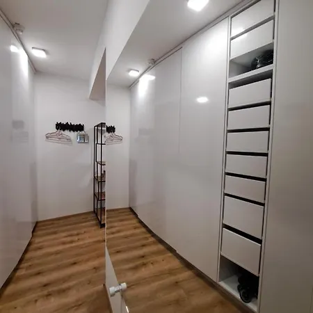 Apartment Stunning New With Free Parking Near City Centre *