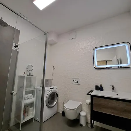 Apartment Stunning New With Free Parking Near City Centre *
